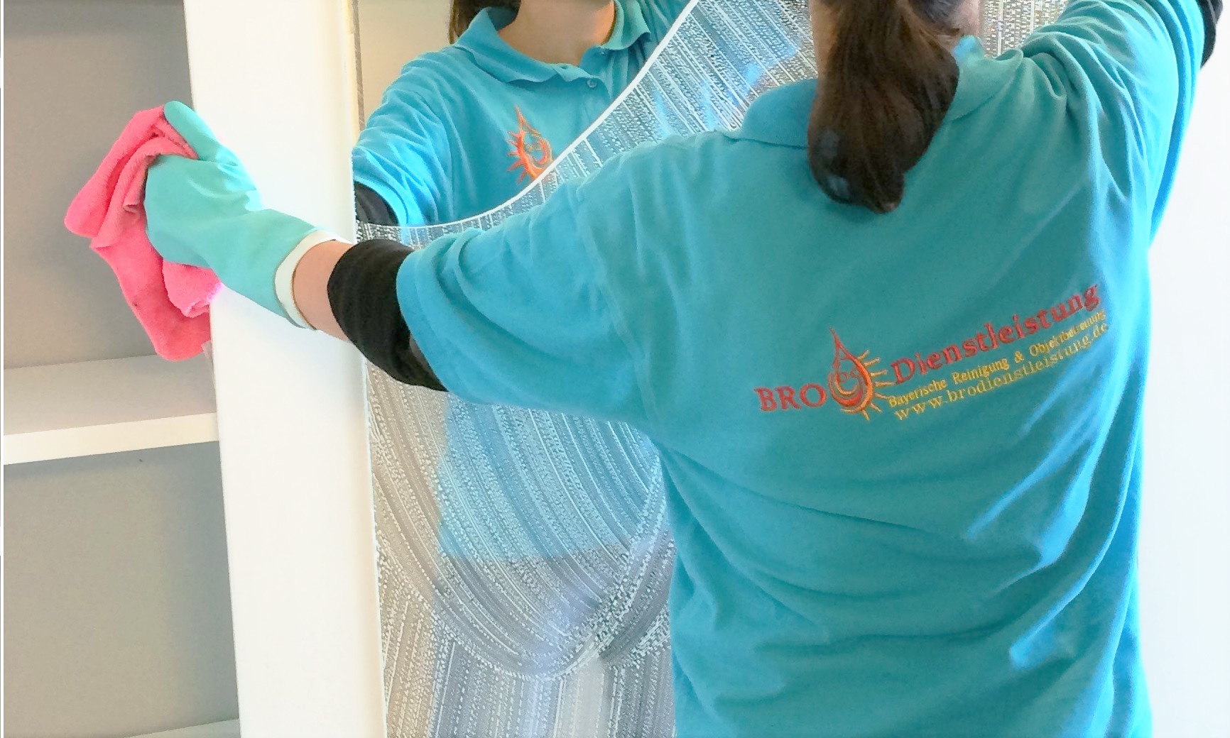 beim Glasreinigen